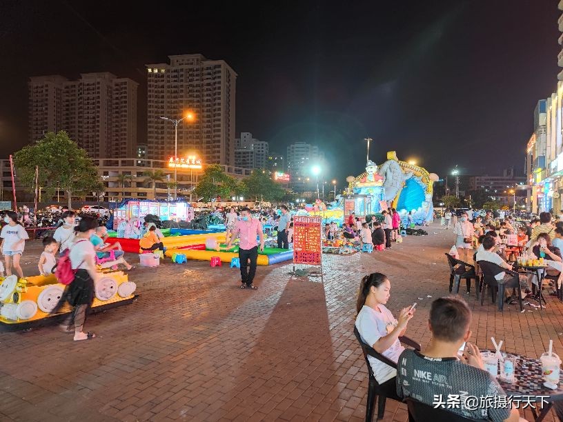 海口秀英《万达广场》夜景多彩梦幻，小区入住率高，儿童游乐丰富