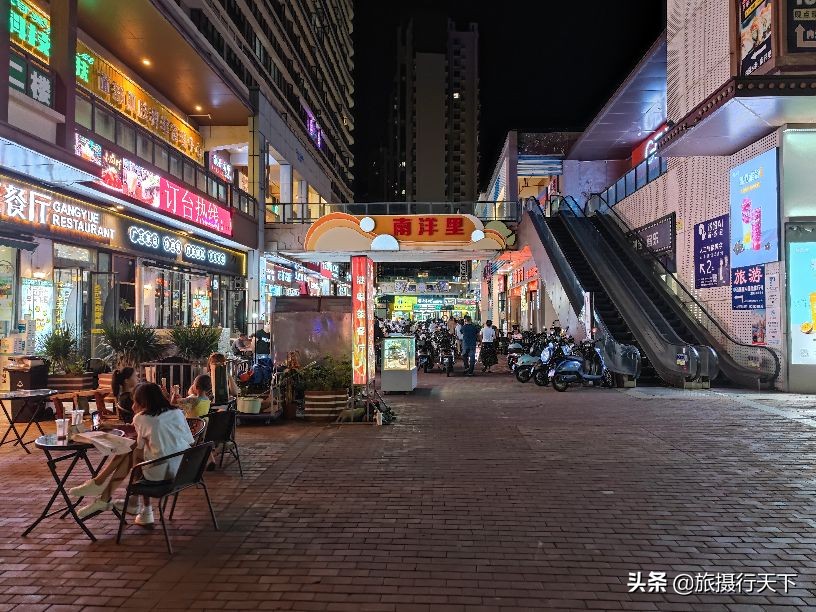 海口秀英《万达广场》夜景多彩梦幻，小区入住率高，儿童游乐丰富