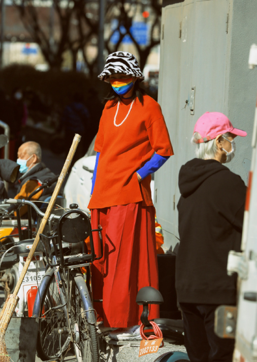 街拍达人创意真多，橘色连体裤加口罩，瞬间成街头靓仔