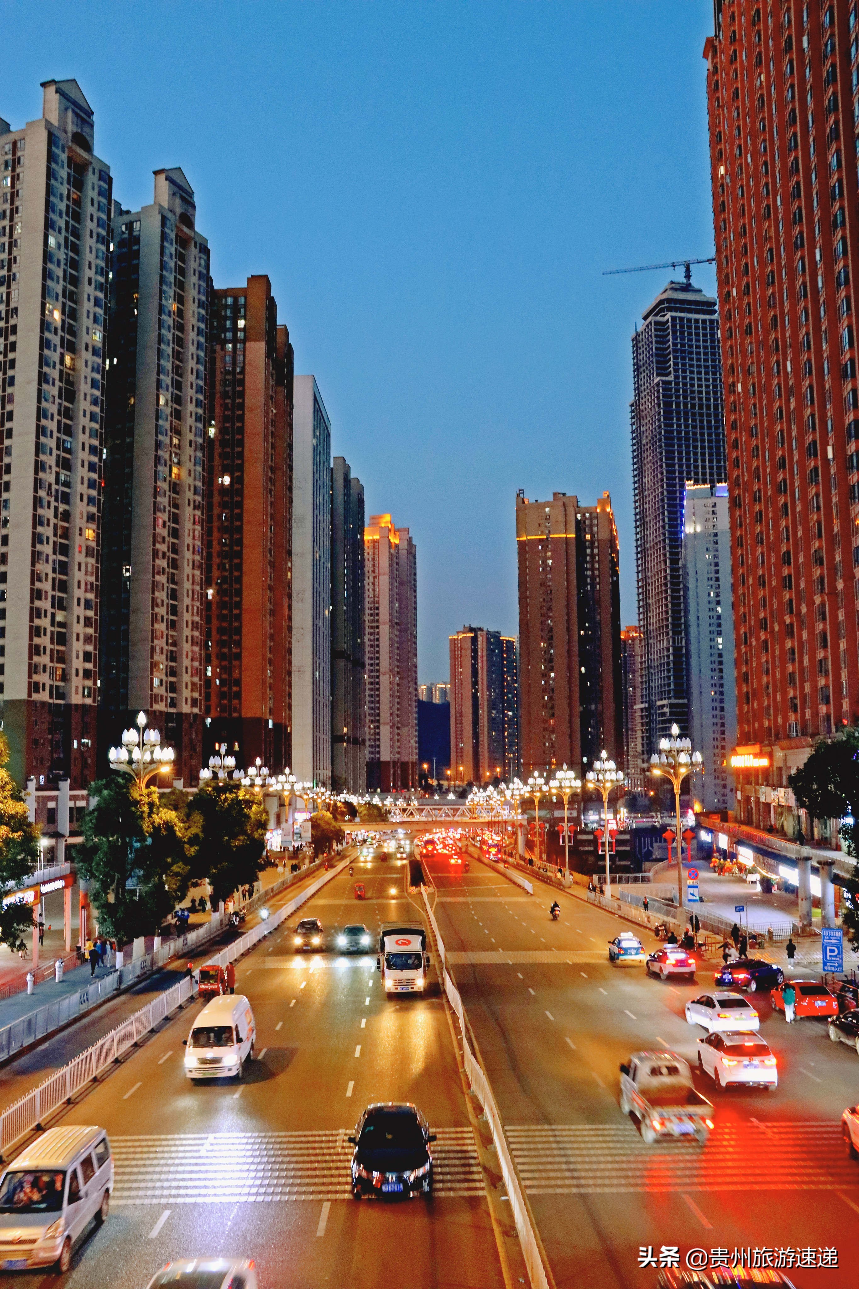 贵阳夜色下的花果园街头，感受这座城市的夜色之美