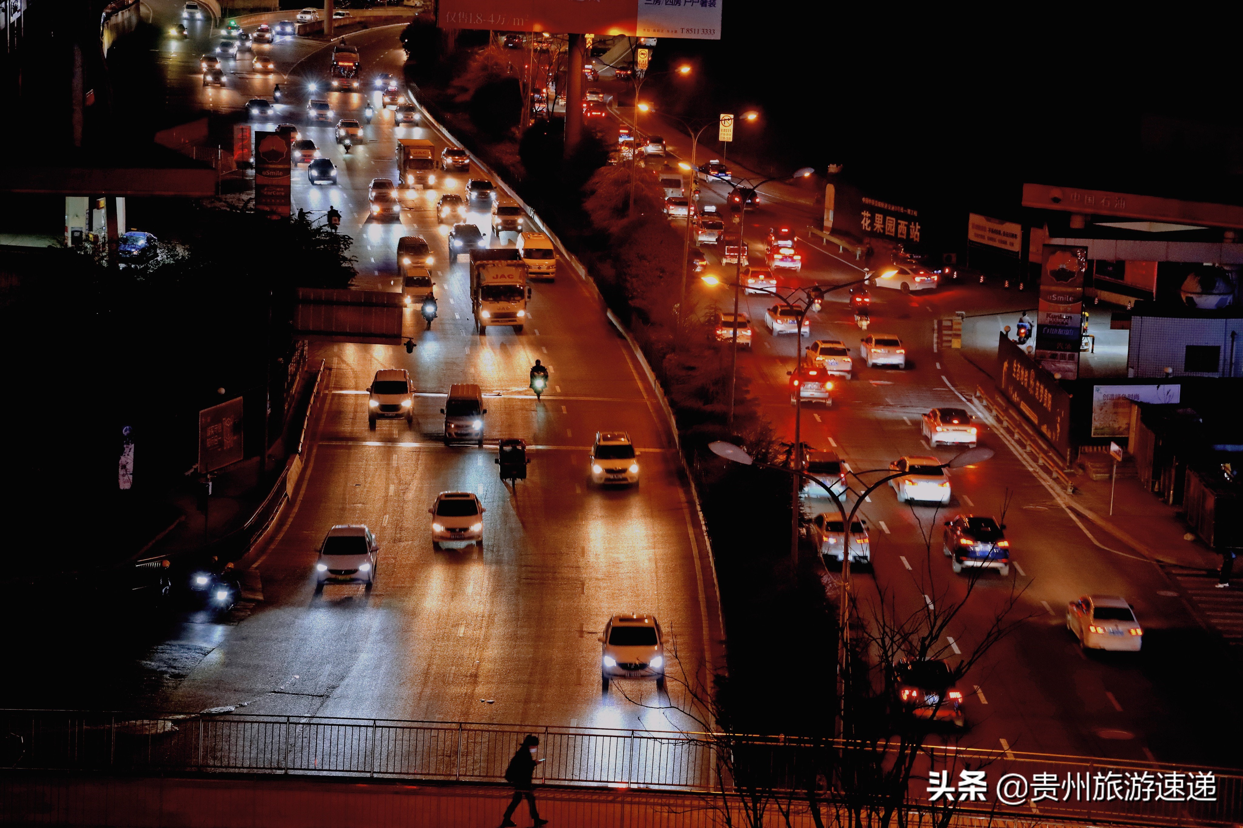 贵阳夜色下的花果园街头，感受这座城市的夜色之美