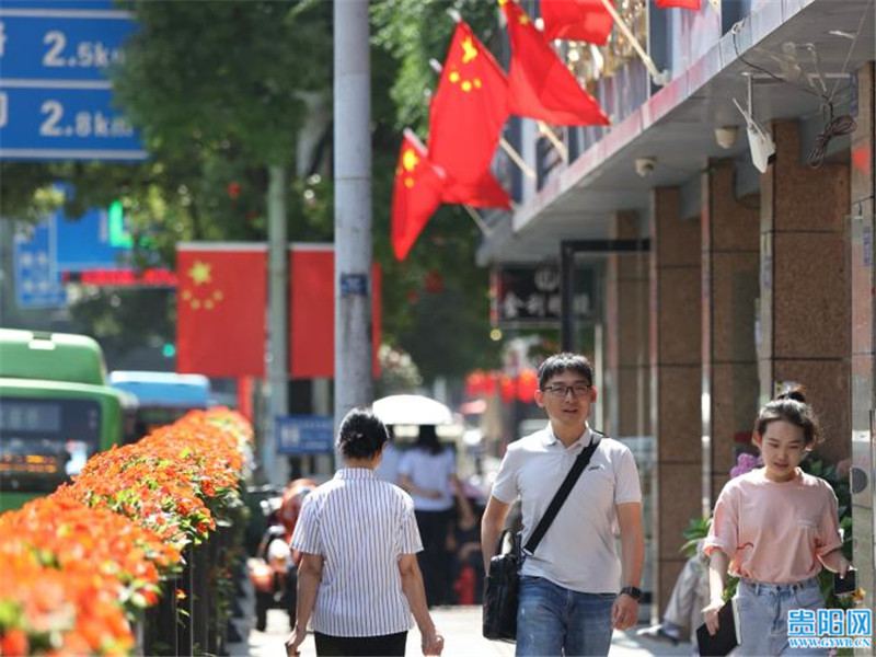 「图集」花团锦簇 贵阳街头国庆节日氛围渐浓