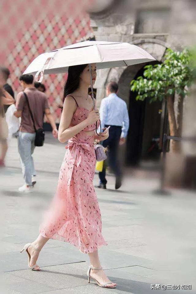 街拍下的小姐姐各款小粉色裙搭配高跟鞋，婀娜好身材尽显女人味