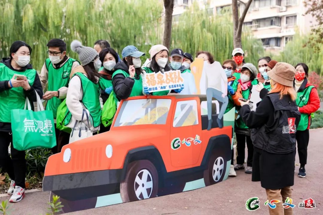 寒风中，这群“绿马甲”穿梭在长宁街头……