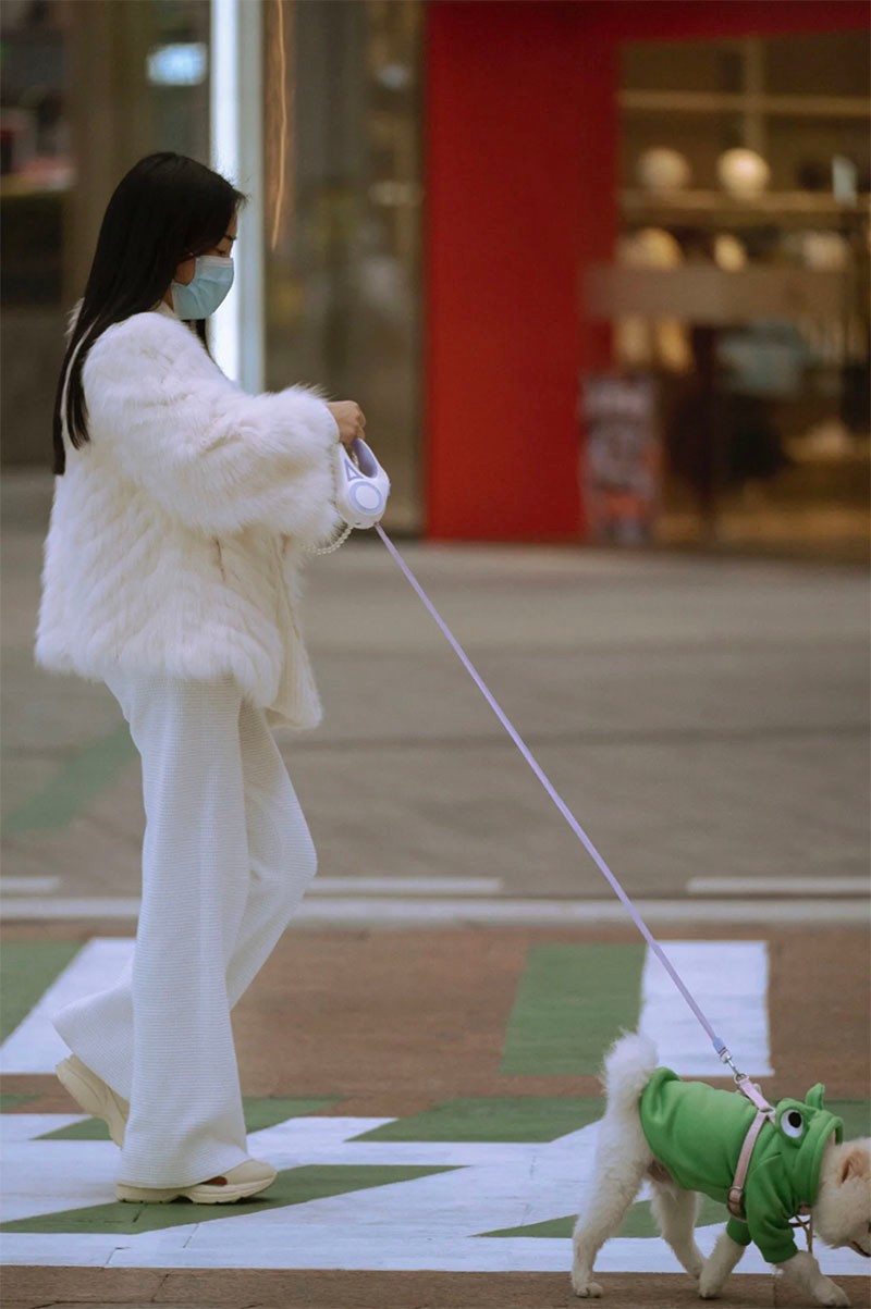 看了重庆街拍才明白：裙不过膝，裤要拖地，这才是时髦女孩穿搭