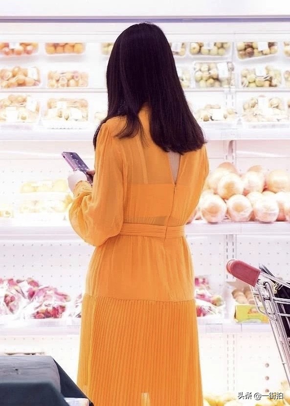 43岁李湘瘦得惊艳，收腰连衣裙配精致妆容逛超市，这腿看得我服气