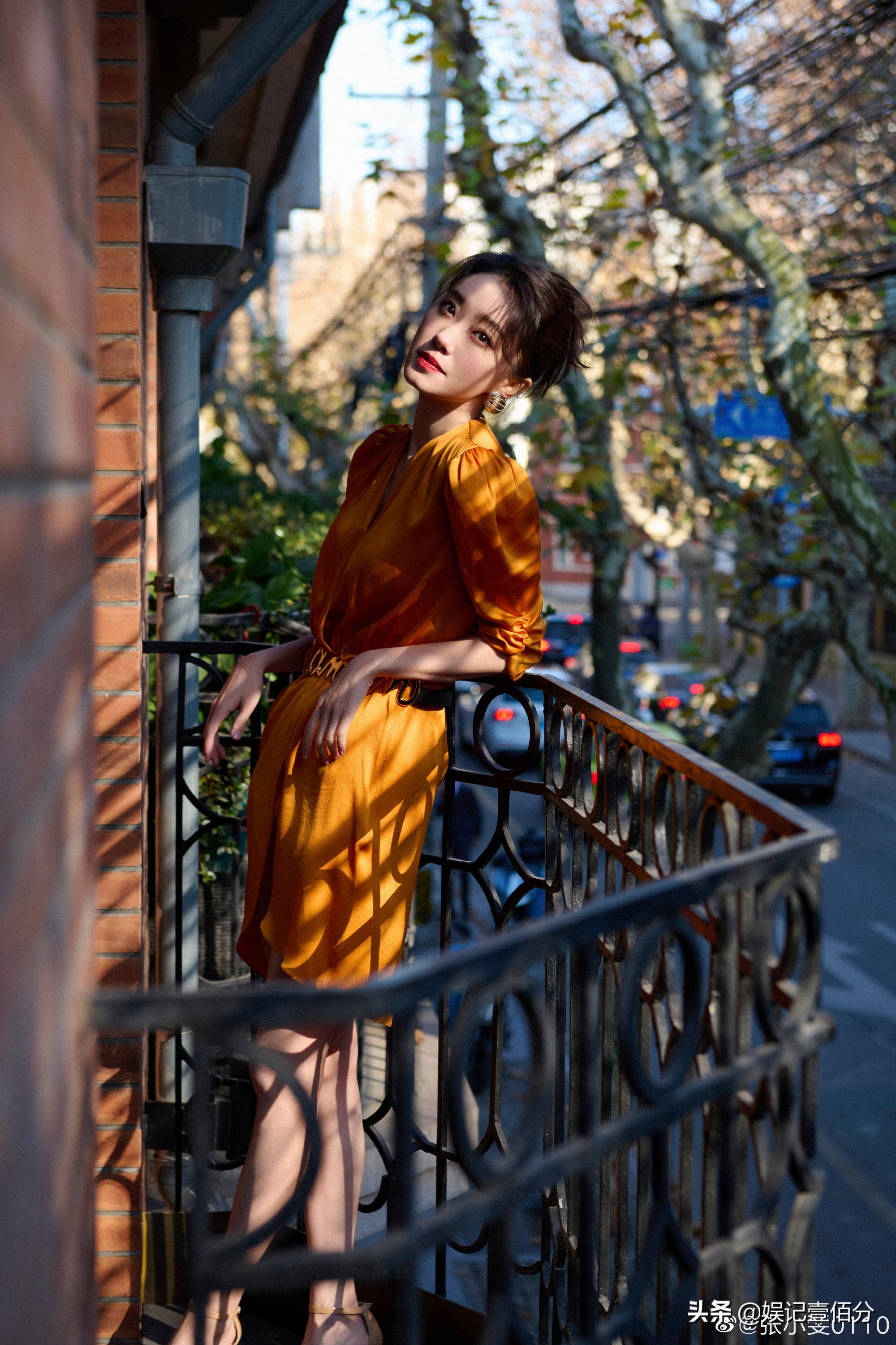 张小斐冬日上海街头大片，南瓜色绸缎质感连衣裙，优雅十足