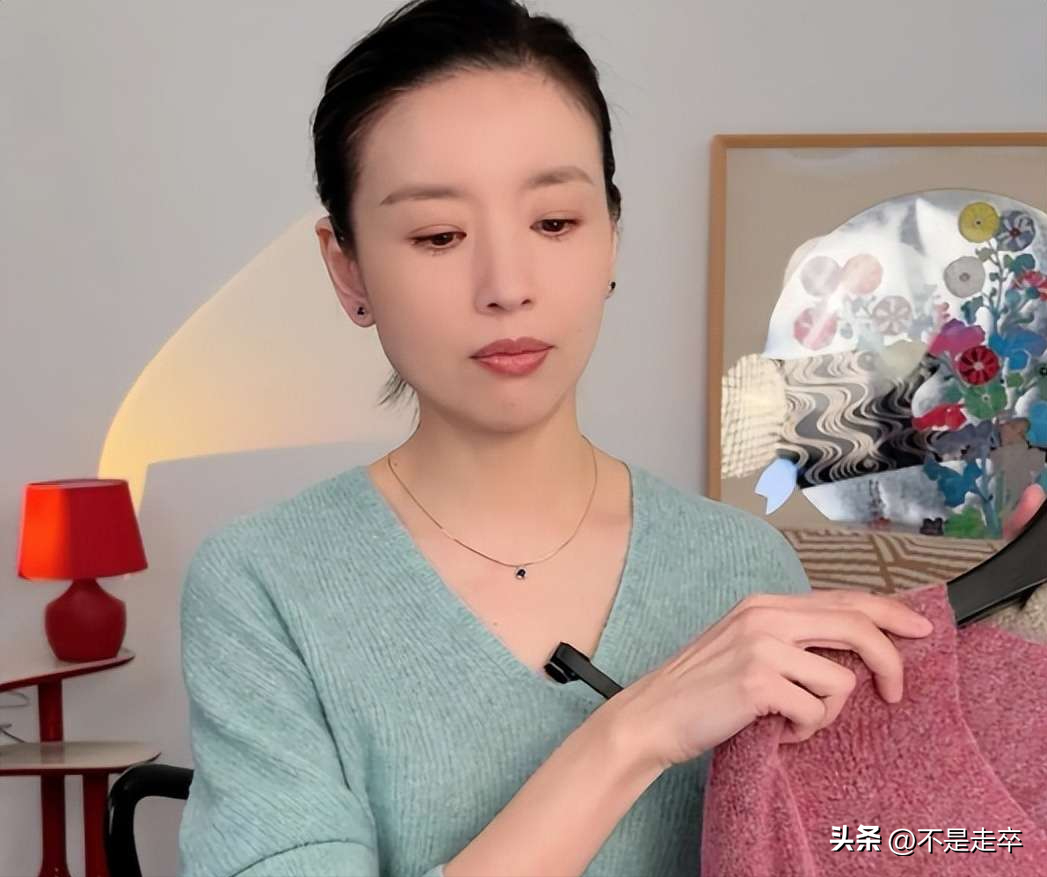 “清纯玉女”婚内出轨，无戏可拍开始直播带货，穿反瑜伽裤遭吐槽