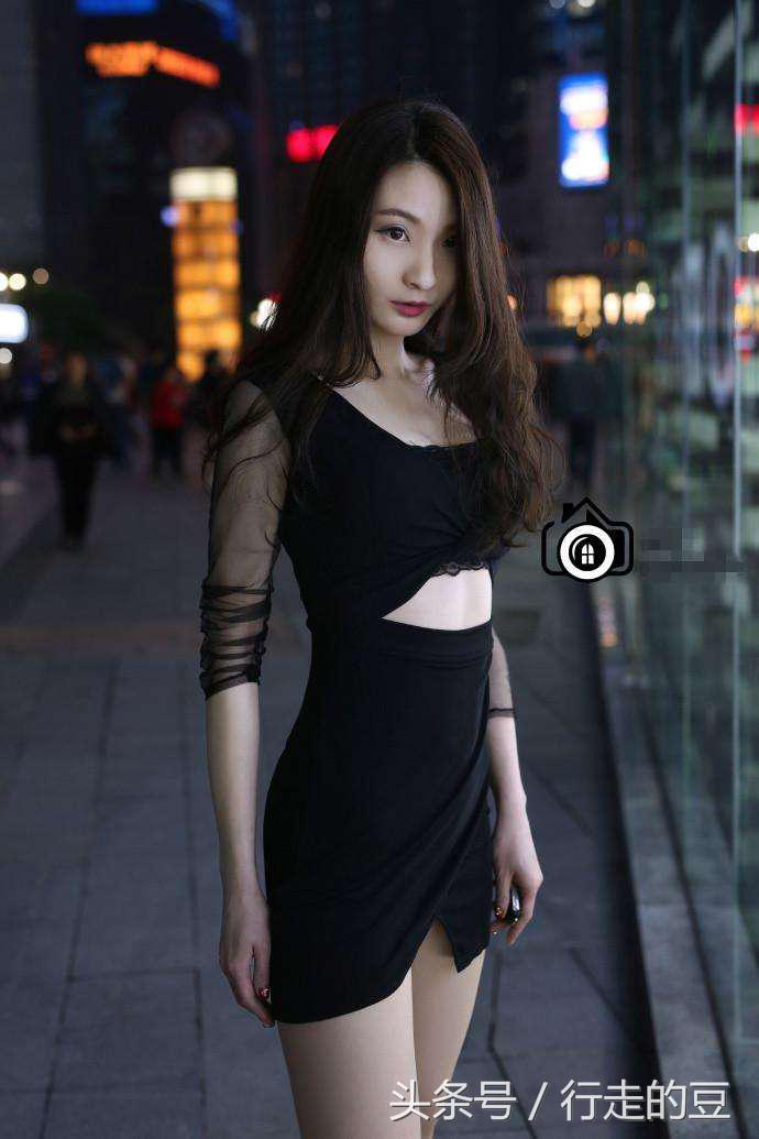 重庆街拍：辣妹子好身材，穿什么都凹凸有致