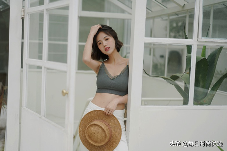 街头偶遇20岁韩国美女穿运动文胸，长的好清纯校花养眼街拍生活照