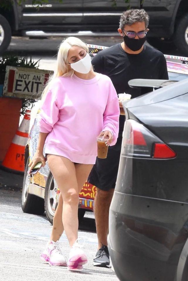 Lady Gaga现身街头，穿粉色卫衣玩“下衣失踪”，男友一旁太宠溺