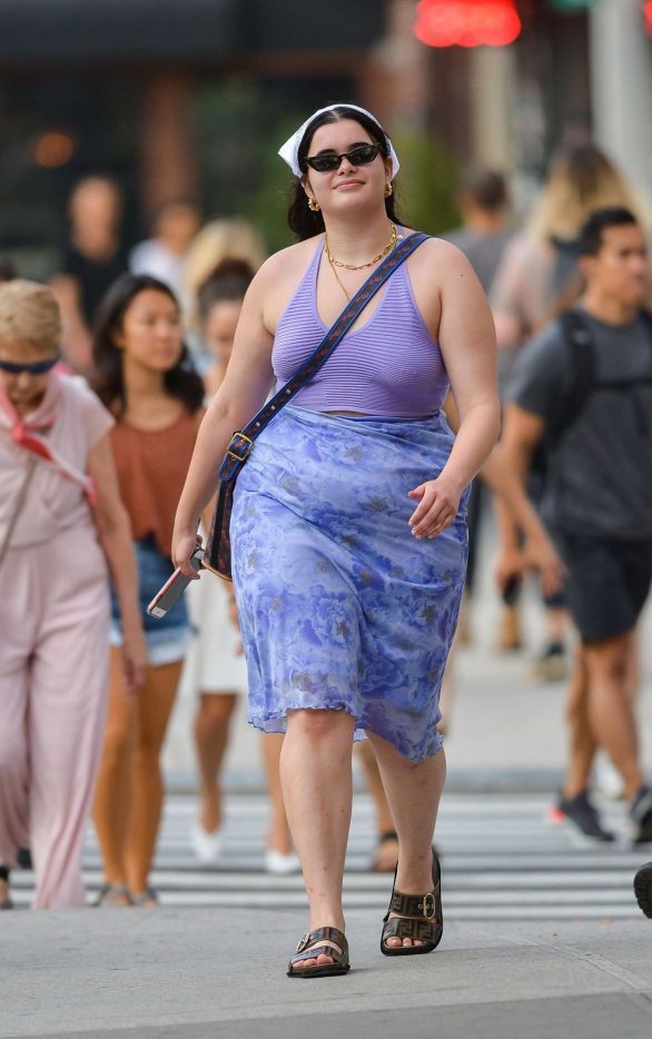 女星芭比费雷拉现身纽约街头和朋友散步，蓝色裙子加挎包大步走