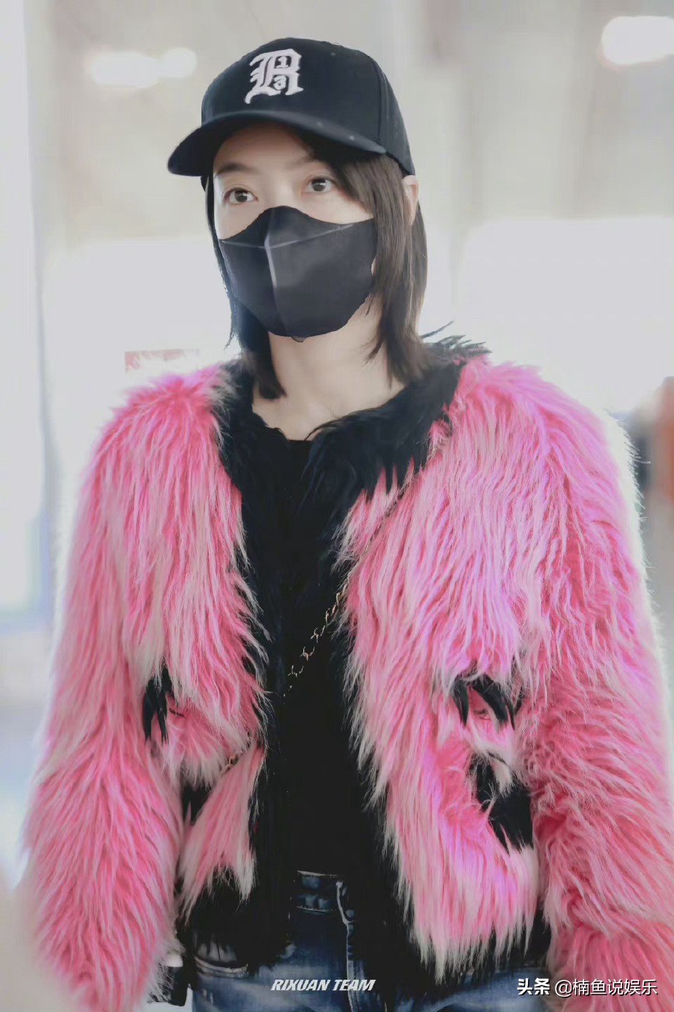 宋茜机场造型曝光，穿粉红皮草尽显洋气，网友：确定不是火烈鸟？