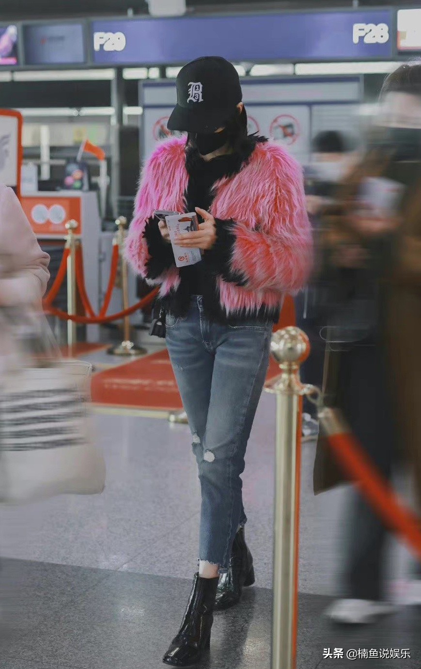 宋茜机场造型曝光，穿粉红皮草尽显洋气，网友：确定不是火烈鸟？