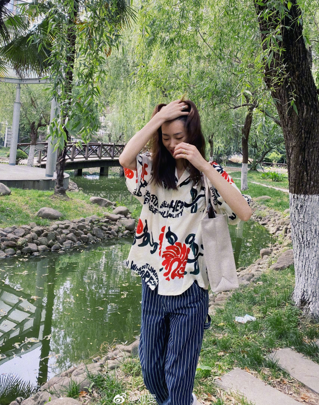 气质拿捏一切！刘雯晒夏日公园写真 粉丝：这私服不是谁都能穿出感觉的