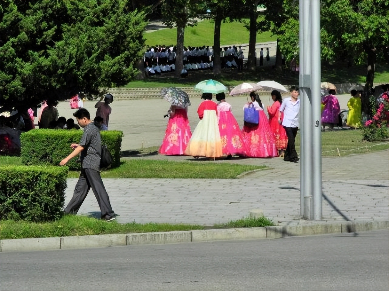 街拍朝鲜时尚美女，身材苗条诱人，喜欢打遮阳伞