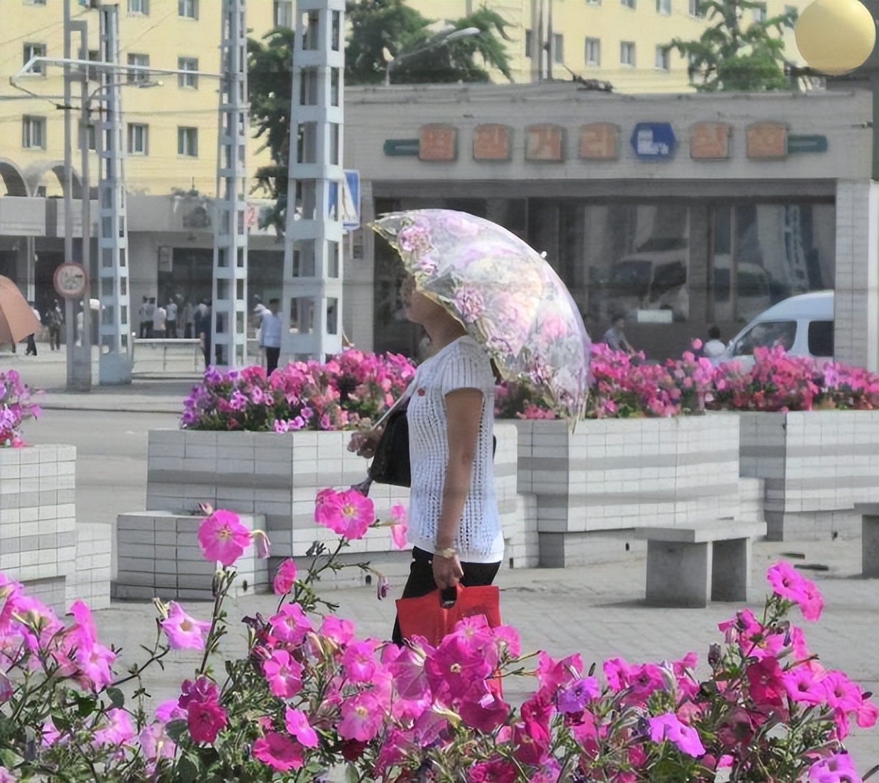 街拍朝鲜时尚美女，身材苗条诱人，喜欢打遮阳伞