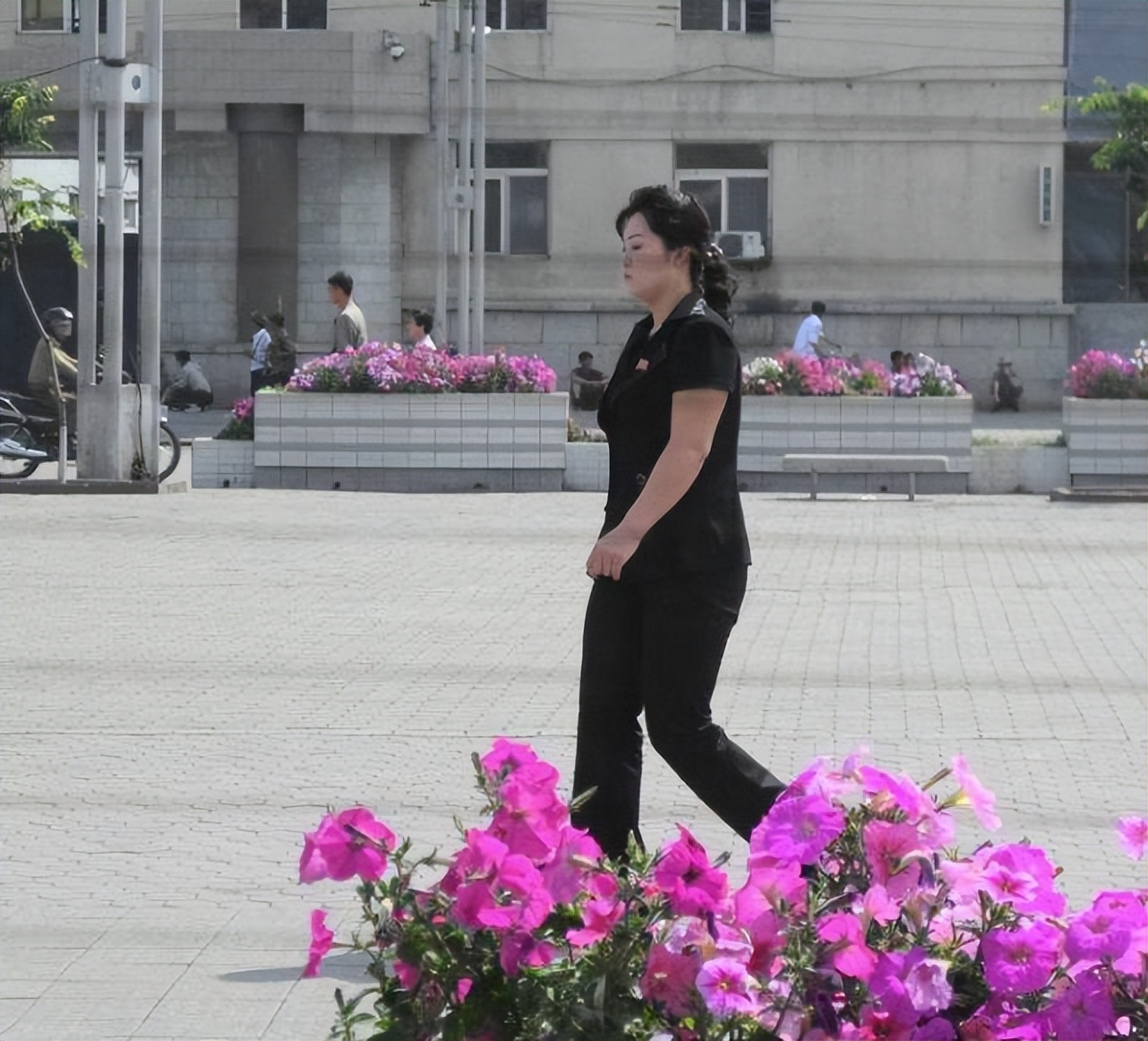 街拍朝鲜时尚美女，身材苗条诱人，喜欢打遮阳伞