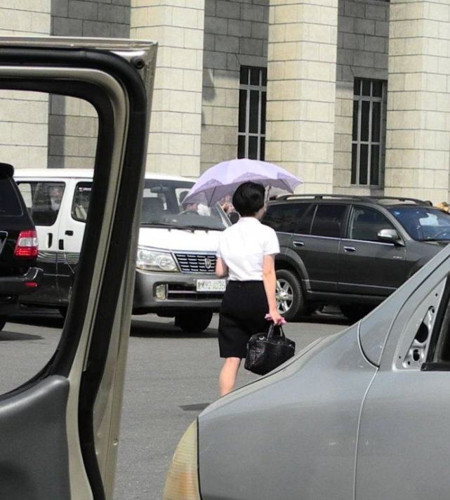 街拍朝鲜时尚美女，身材苗条诱人，喜欢打遮阳伞