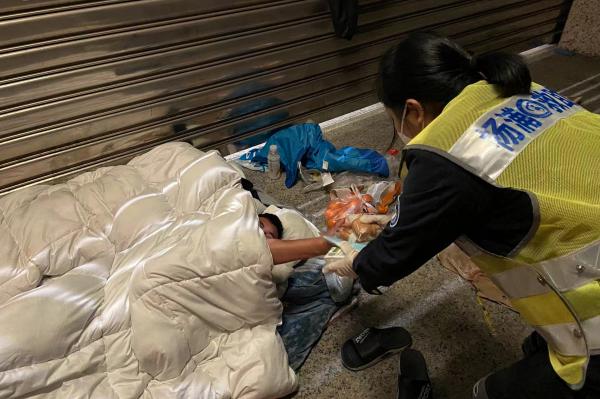 睡帐篷的快递小哥、住ATM机房的流浪者……上海街头，这些孤单身影没被遗忘