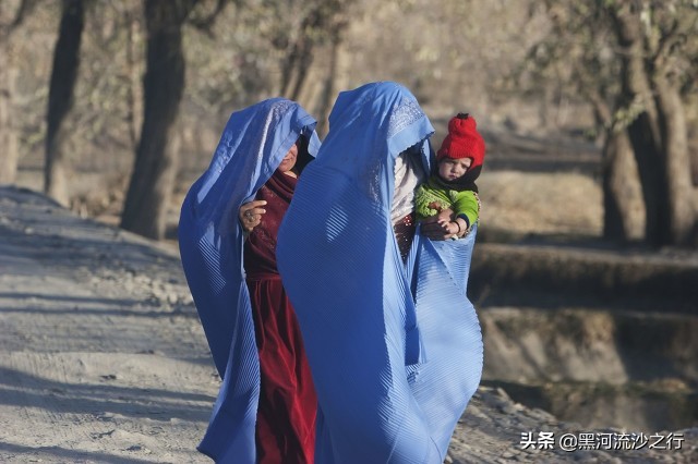 富人一夫多妻，穷人嫁女如“卖女”——只露双眼的阿富汗妇女