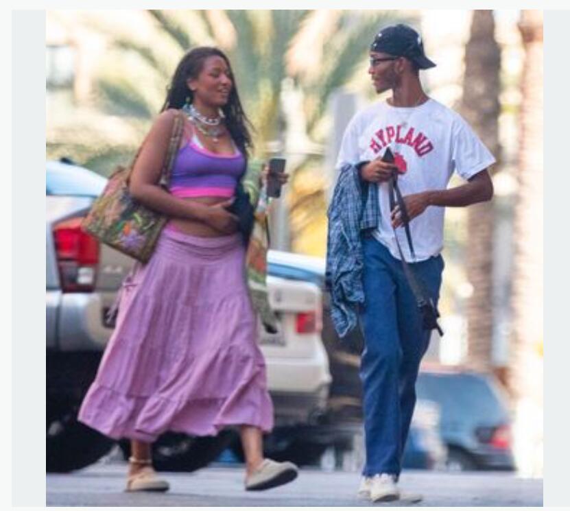 奥巴马小女儿洛杉矶街头漫步！穿露脐T恤露一截腹肌，终于美回来