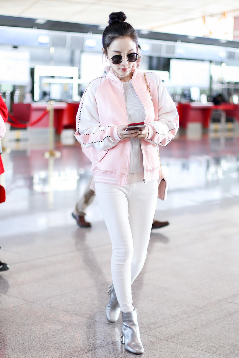 李小璐春风满面，穿粉色外套配白色紧身裤走机场，减龄10岁太简单