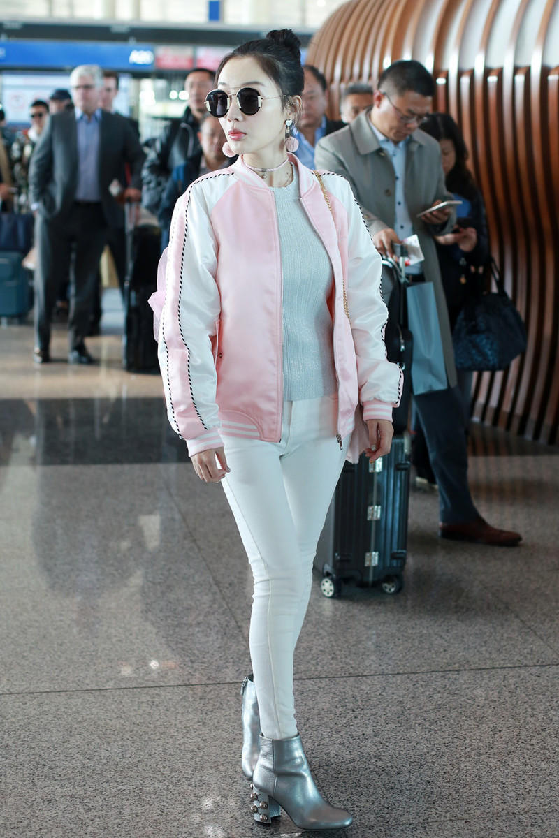 李小璐春风满面，穿粉色外套配白色紧身裤走机场，减龄10岁太简单