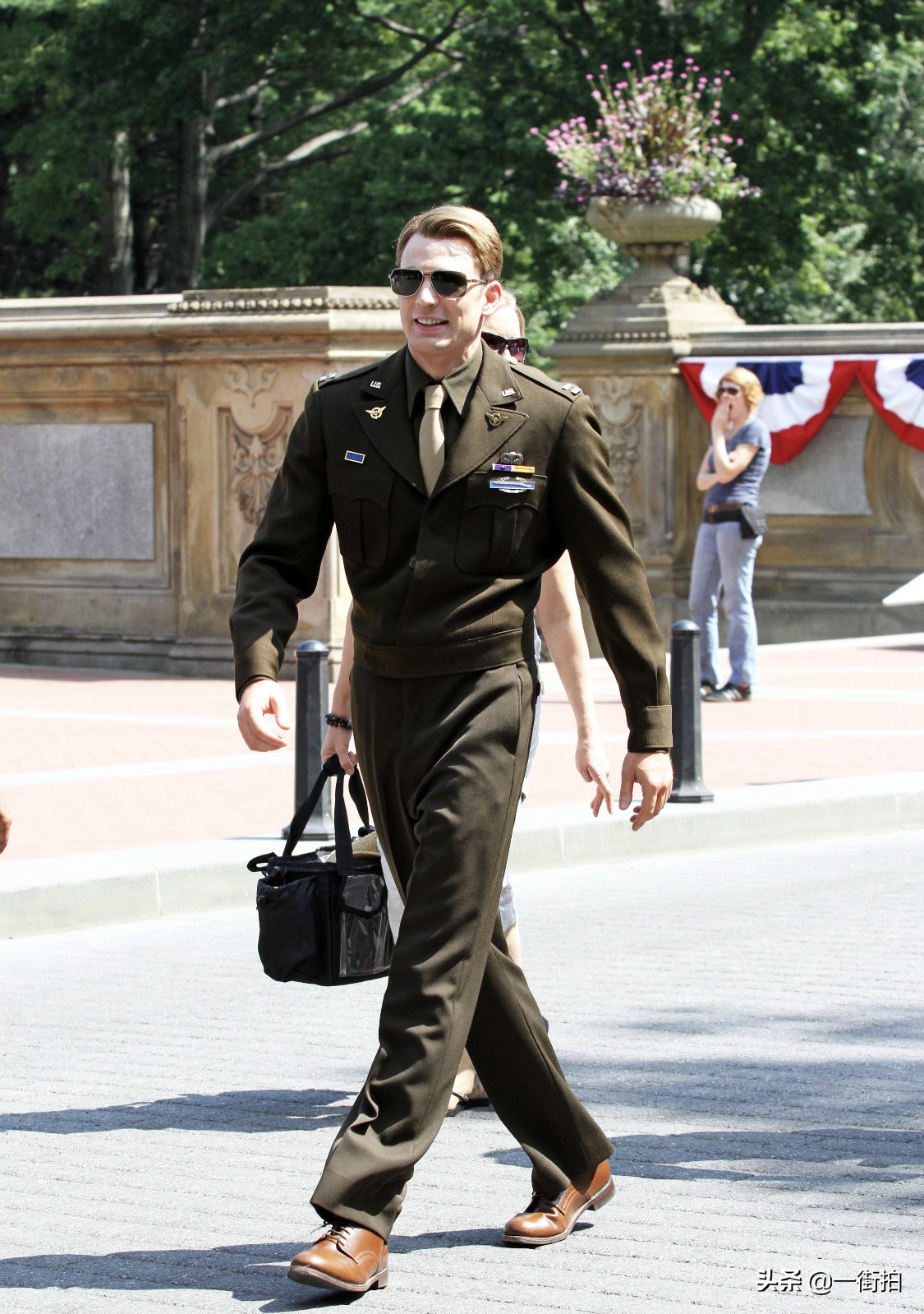 美国队长一身军装亮相，宽肩窄腰大长腿秀“美国翘臀”，哪有38