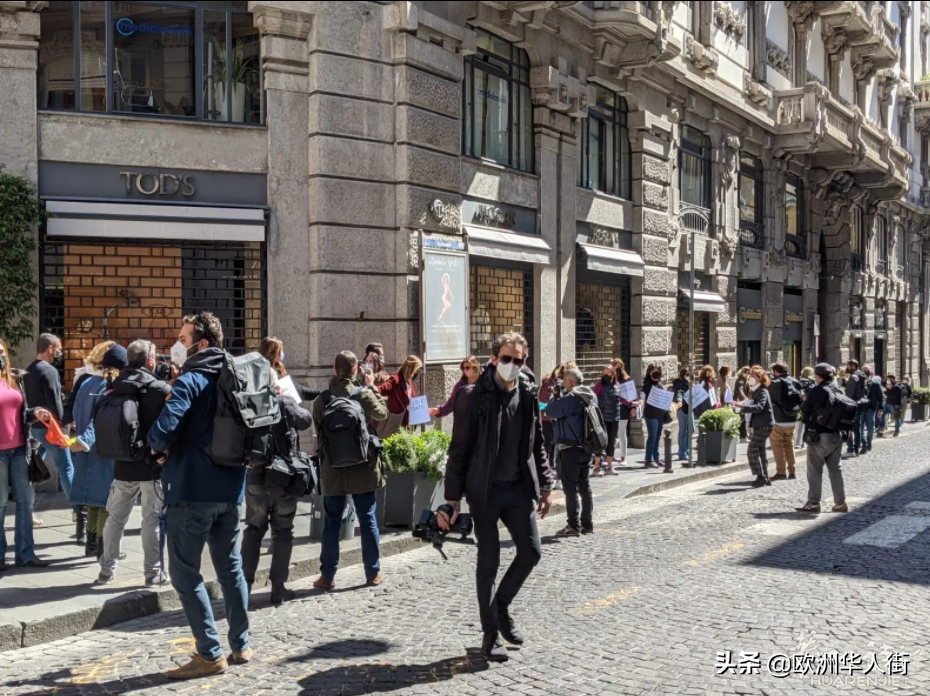 手持内裤，上街抗议！意大利疫情红区那不勒斯百名店主要求开门！