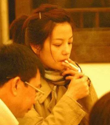 赵薇现身室内吸烟，拒绝绑架，女明星当然可以吸烟