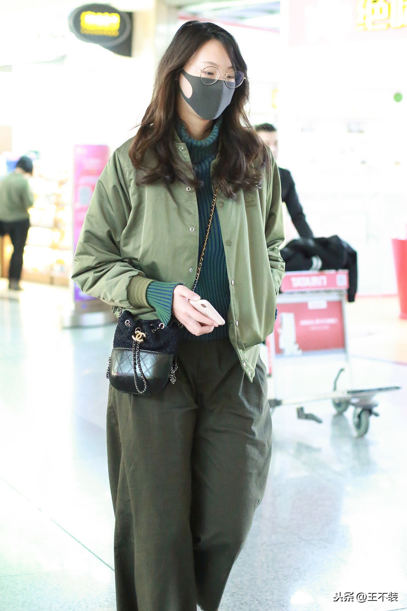惠若琪现身机场，军绿套装很帅气，香奈儿的包包19500元