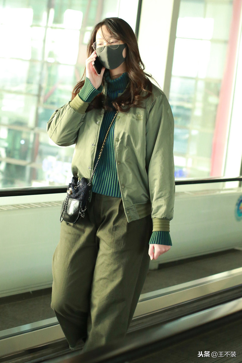 惠若琪现身机场，军绿套装很帅气，香奈儿的包包19500元