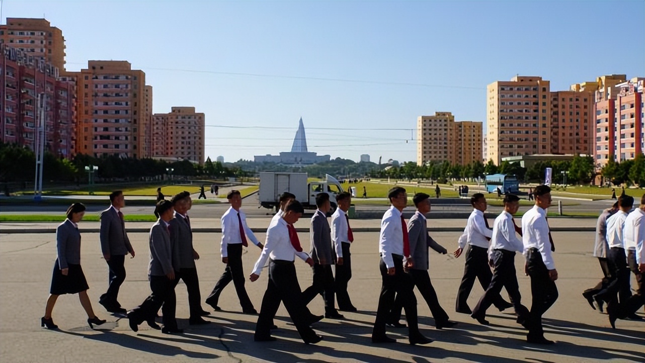 朝鲜街头的时髦风：女孩穿高跟鞋，男人戴墨镜
