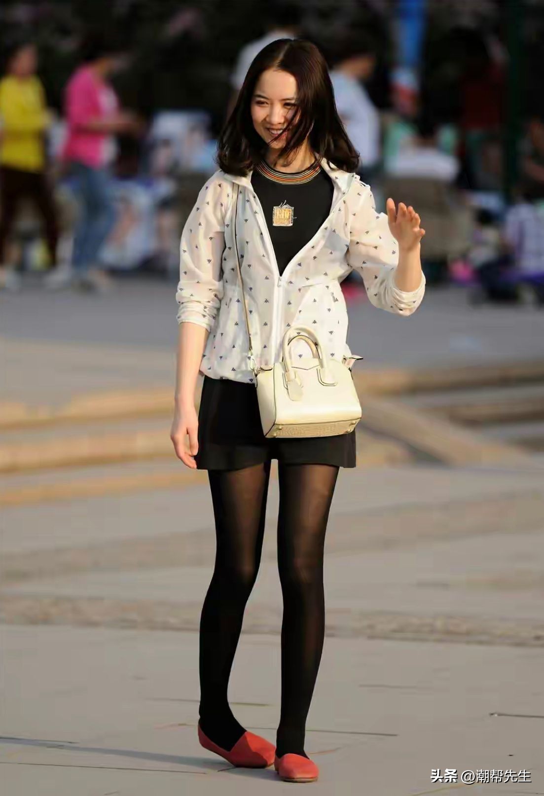 中年女人：为什么劝你出门少穿“短裙+黑丝”，看这些街拍就明白