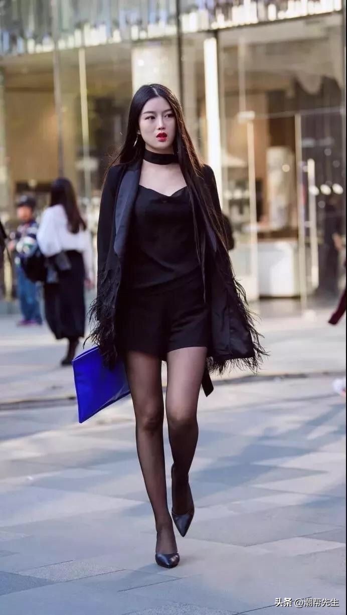 中年女人：为什么劝你出门少穿“短裙+黑丝”，看这些街拍就明白