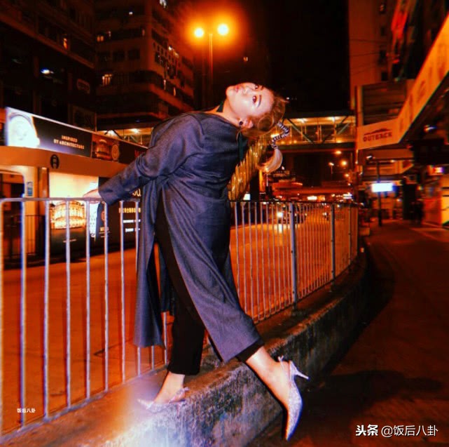 180斤郑欣宜衣着性感街头拍写真，腰上没赘肉表情很自信