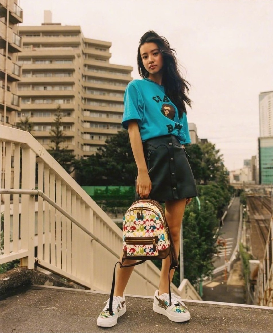 木村光希日本街头写真，蓝色t恤配皮裙，终于有了少女的模样
