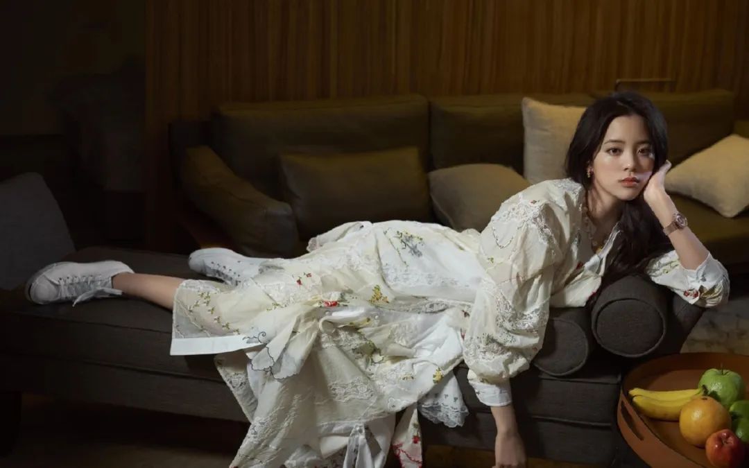 欧阳娜娜写真演绎居家风，穿长裙侧躺沙发慵懒性感，造型绝美