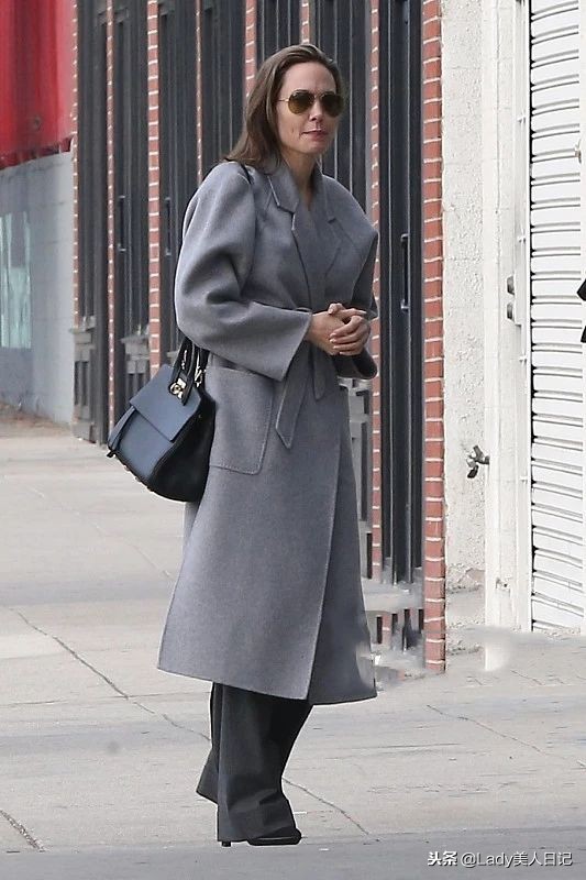 安吉丽娜·朱莉街拍：灰色大衣搭配阔腿裤，背着皮包就是成熟御姐