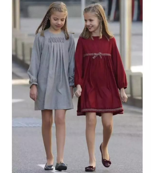 西班牙姐妹花公主，同穿鞋底一样高的凉鞋，索菲亚15岁个头真优越