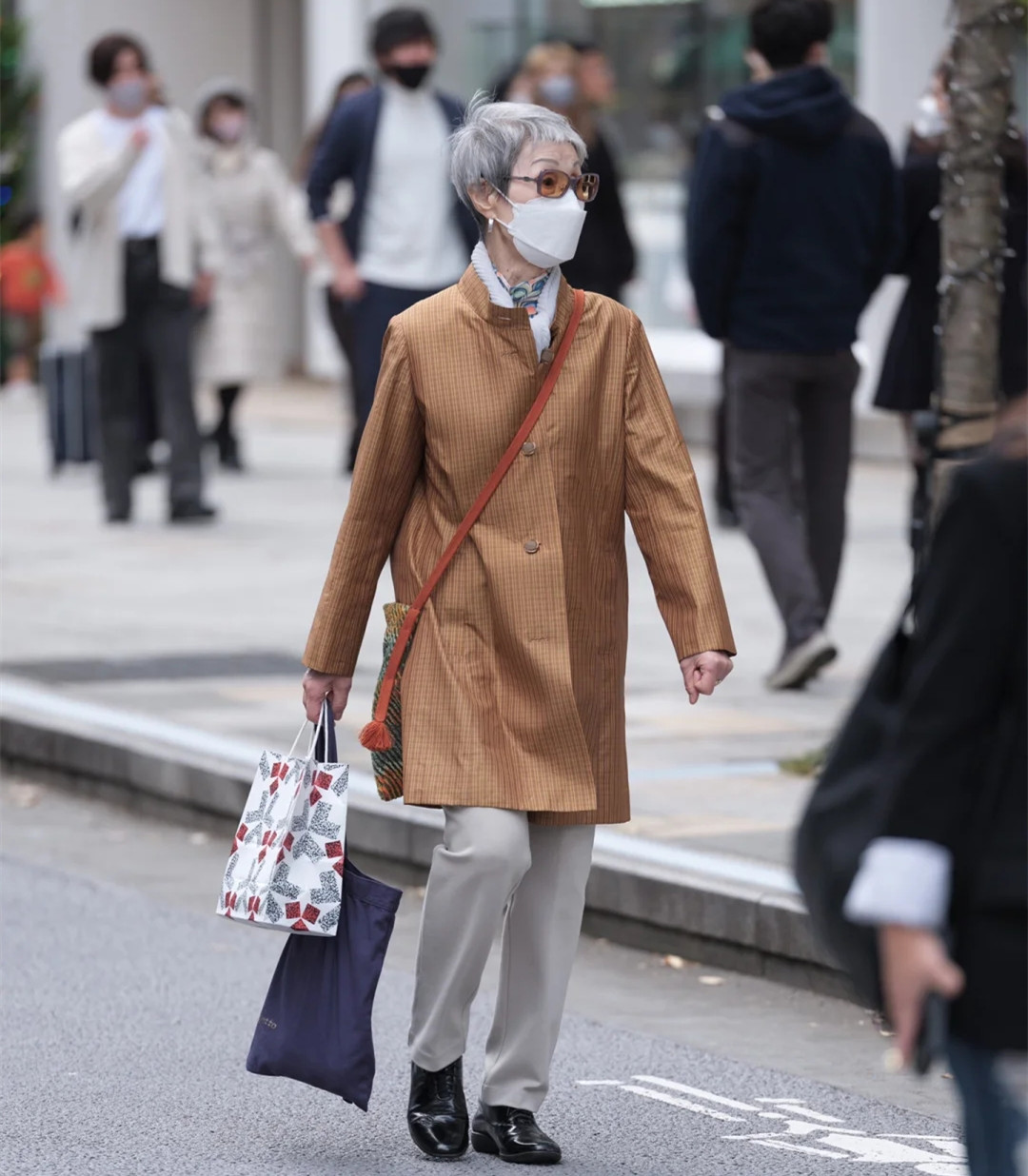 看了东京奶奶的街拍才理解，优雅是一辈子的事，和年龄无关