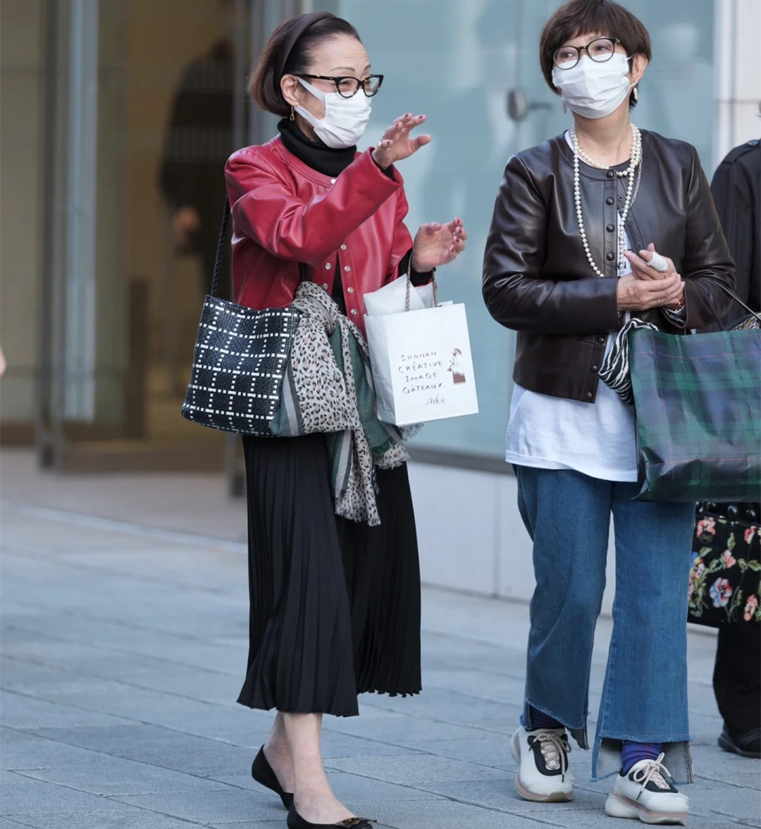 看了东京奶奶的街拍才理解，优雅是一辈子的事，和年龄无关