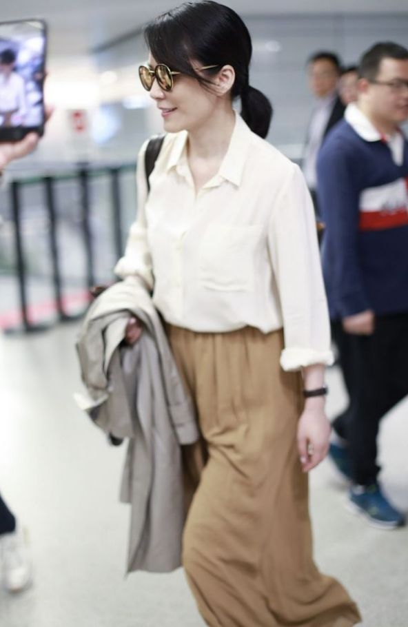 冻龄女神俞飞鸿机场街拍，身穿奶茶系简装气质迷人