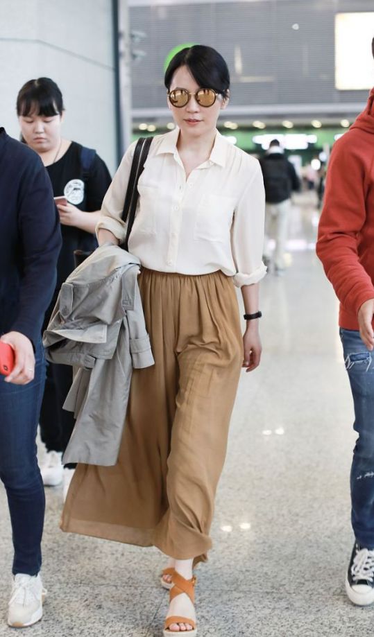 冻龄女神俞飞鸿机场街拍，身穿奶茶系简装气质迷人