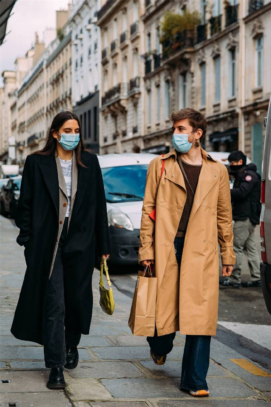 看了巴黎时装周的街拍！挑出这四件外套，时髦高级出镜率太高了