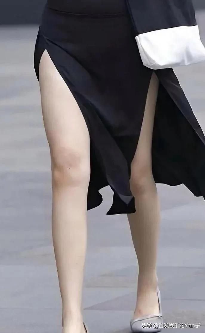 街拍173：身穿黑色双开叉长裙的美腿小姐姐 无可比拟的美白长腿