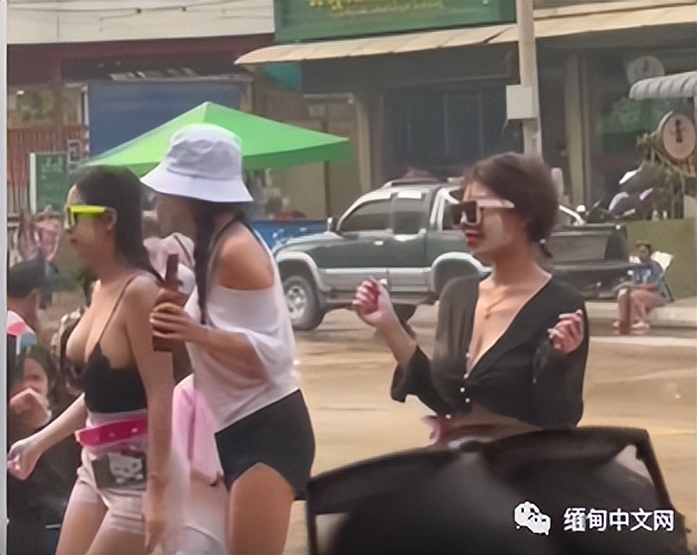 缅甸泼水节不雅一幕，一美女故意裸露，同伴行为更让人大跌眼镜