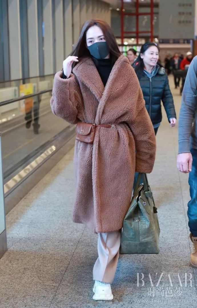 刘亦菲穿蕾丝裙郭碧婷裹泰迪熊大衣，这个冬天到底冷不冷？