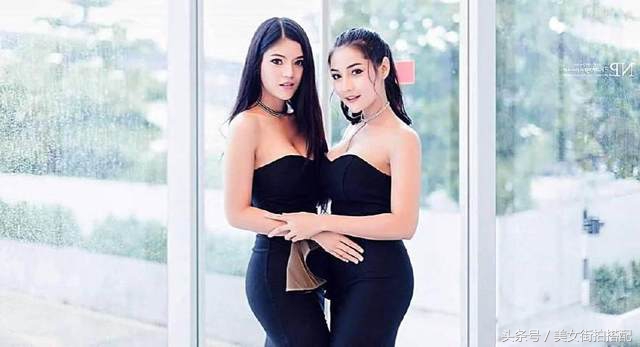 双胞胎模特身穿同样低胸露肩连衣裙，哪个更美？